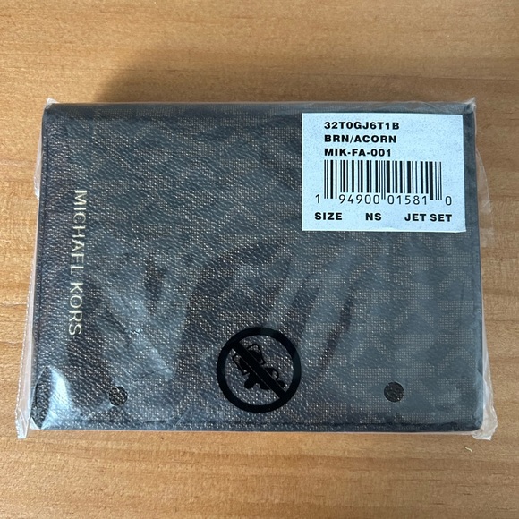 SOLD Brand New MK wallet - Picture 3 of 4